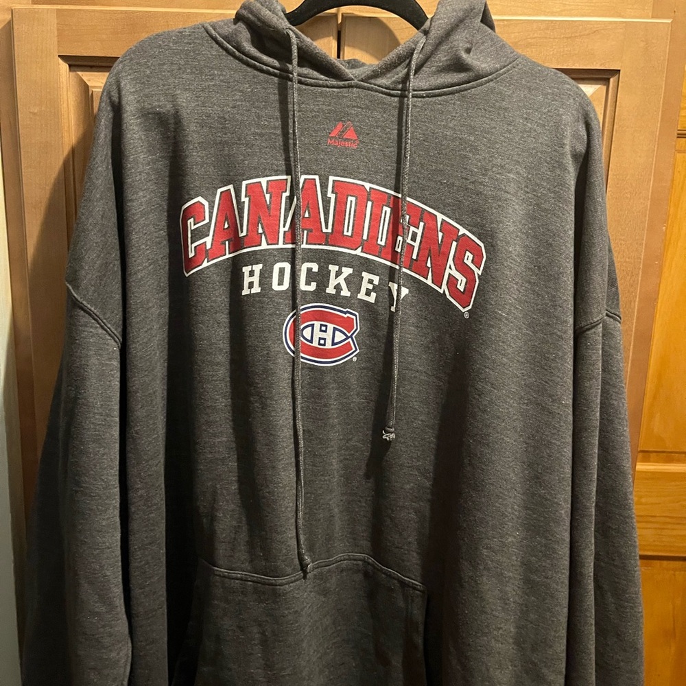 5X Canadian hockey sweatshirt, never worn